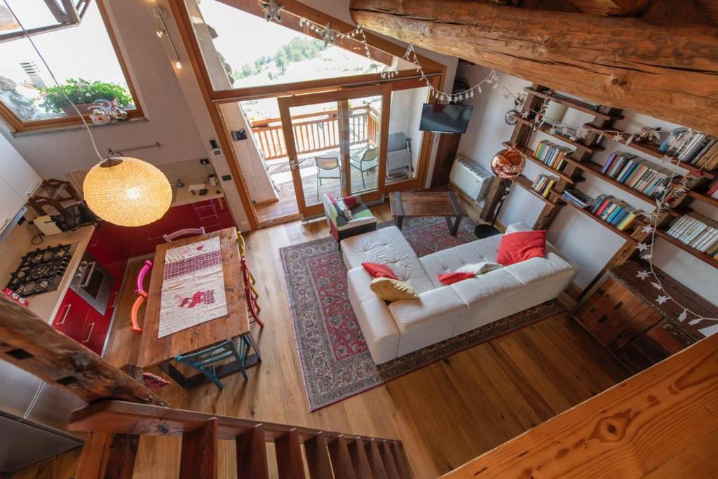 una vista aérea de una sala de estar con un sofá blanco en Baita di charme con vista meravigliosa en Verrayes