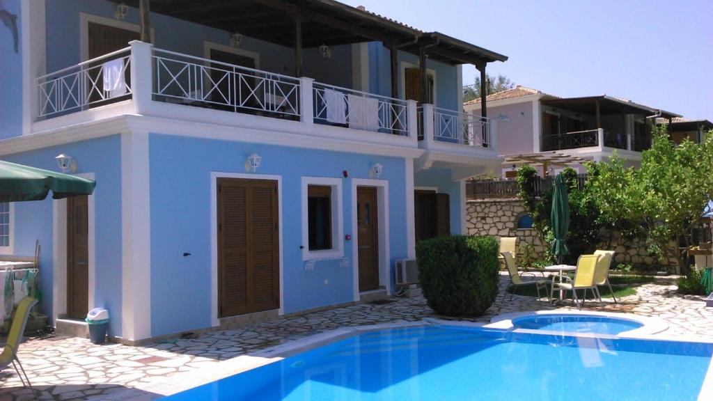 une villa avec une piscine en face d'une maison dans l'établissement AGIOS NIKITAS DOLPHINS, à Agios Nikitas