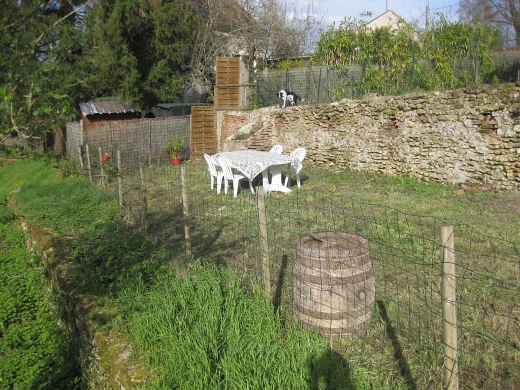 una cerca con una mesa en un campo en Maison de Charme en Saint-Règle