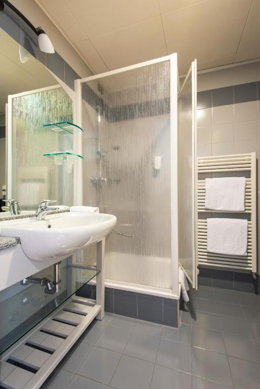 een badkamer met wastafel en douche bij Park Hotel Abbadia in Abbadia Lariana