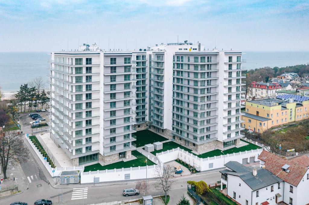 une vue aérienne sur deux grands bâtiments blancs dans l'établissement Balticus Apartamenty Promenada Gwiazd 14, à Międzyzdroje