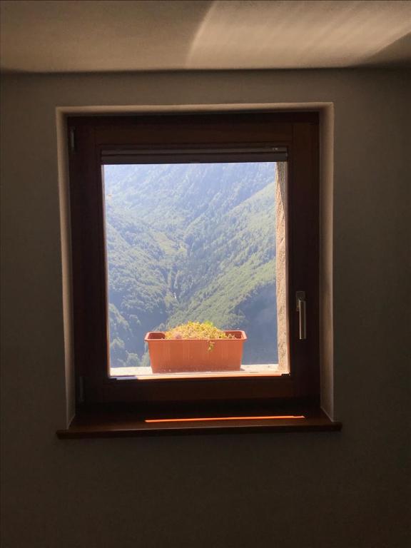 Vista generica sulle montagne o vista sulle montagne dall'interno dell'agriturismo