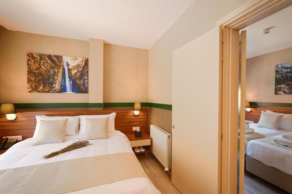 Postel nebo postele na pokoji v ubytování Petit Palais Platres Boutique Hotel