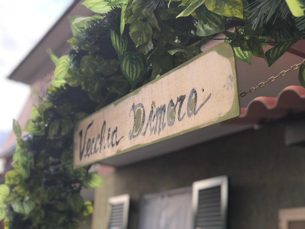 Una señal que lee "Mulberry amoco" en un edificio. en Vecchia Dimora, en Marino