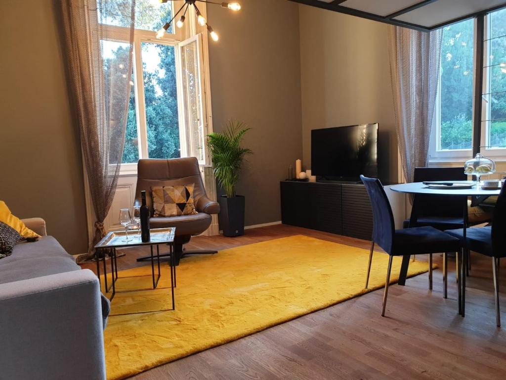 een woonkamer met een bank en een tafel bij Apartment Sea Promenade - Opatija center in Opatija