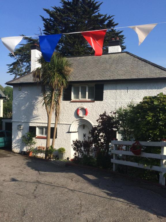 una casa con una bandera en la parte delantera en Tredara Bed & Breakfast en Truro