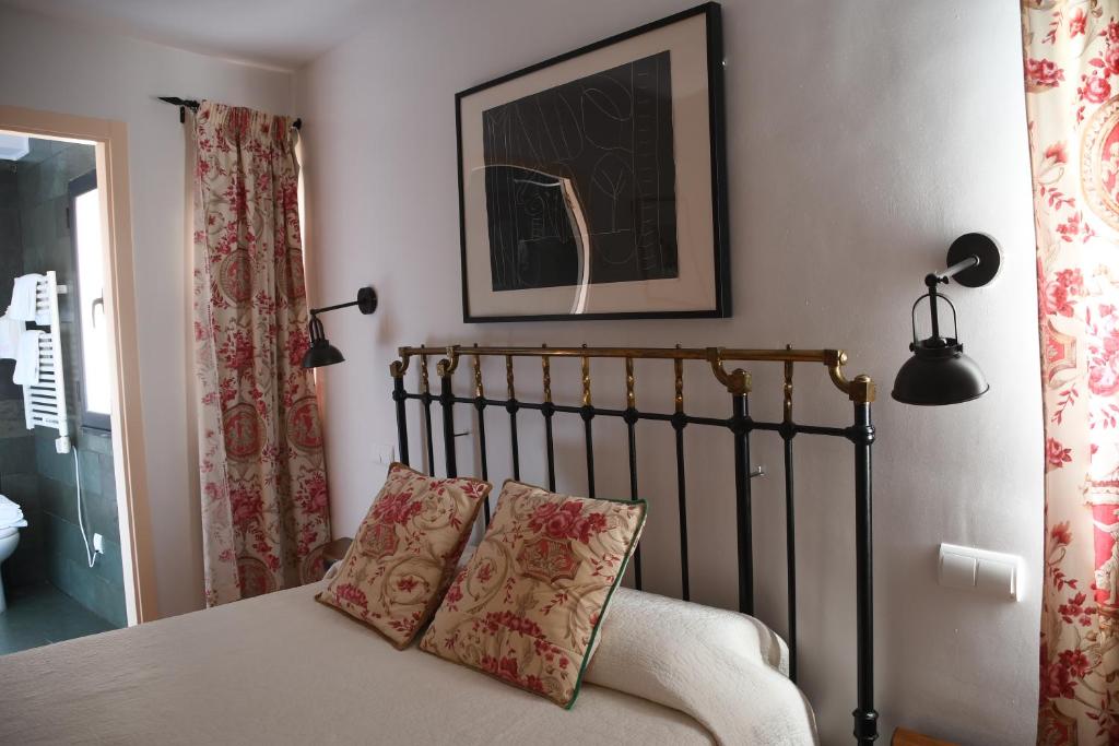 A bed or beds in a room at La Tronera del Bierzo Restaurante-Hotel