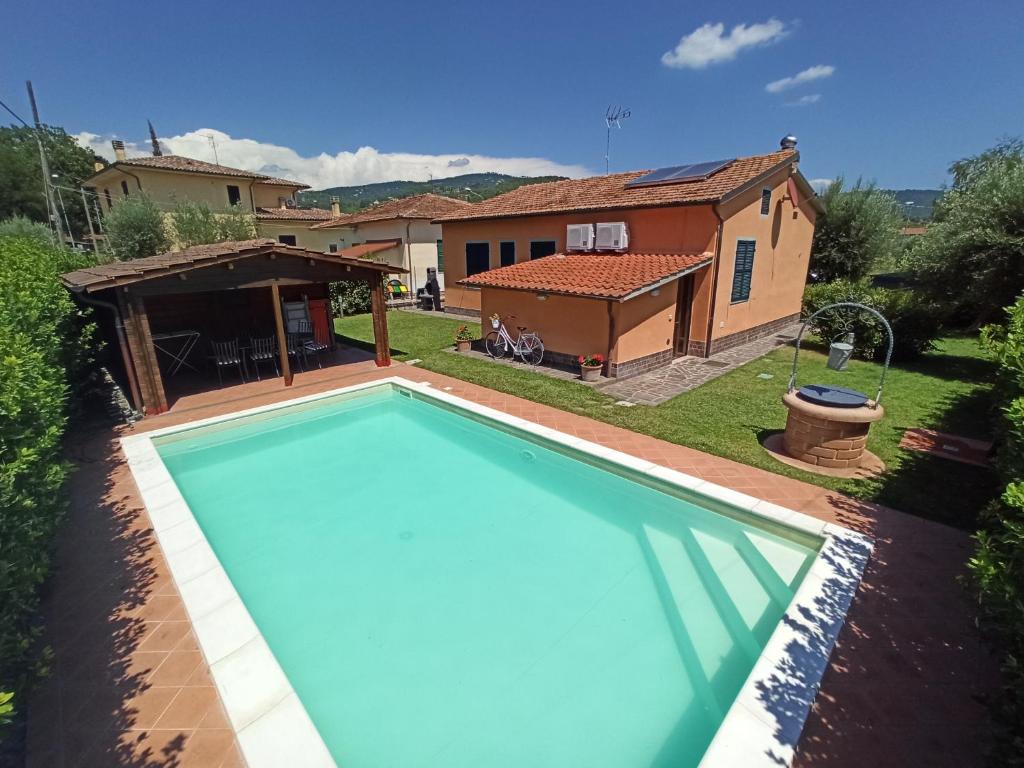 a swimming pool in front of a house at I Sogni di Velia in Tuoro sul Trasimeno