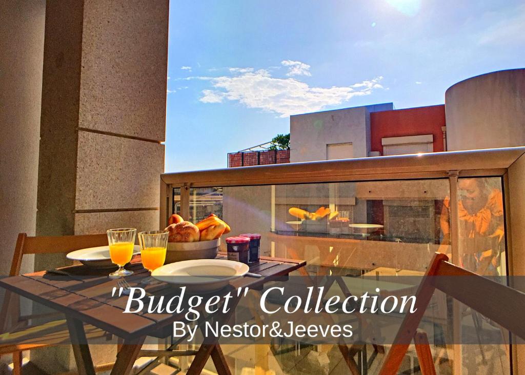 d'un balcon avec une table et des verres de jus d'orange. dans l'établissement Nestor&Jeeves - PALAIS RENOIR - By sea - Free parking, à Nice
