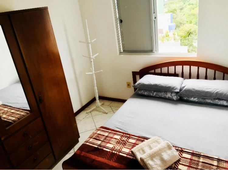  Pertíssimo da UFSC quarto de casal 01