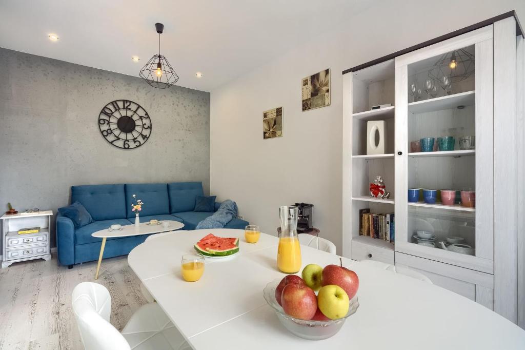 uma sala de estar com uma mesa com uma taça de fruta em Bruno em Krynica Zdrój