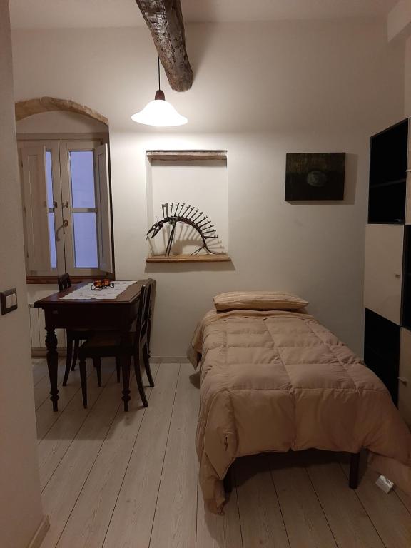 una camera con un letto e un tavolo di IL TEATRO ALLOGGI a Terni