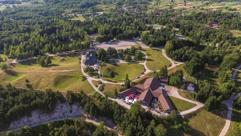 widok z powietrza na dom w lesie w obiekcie Bungalows Korana - Campsite Korana w mieście Selište Drežničko