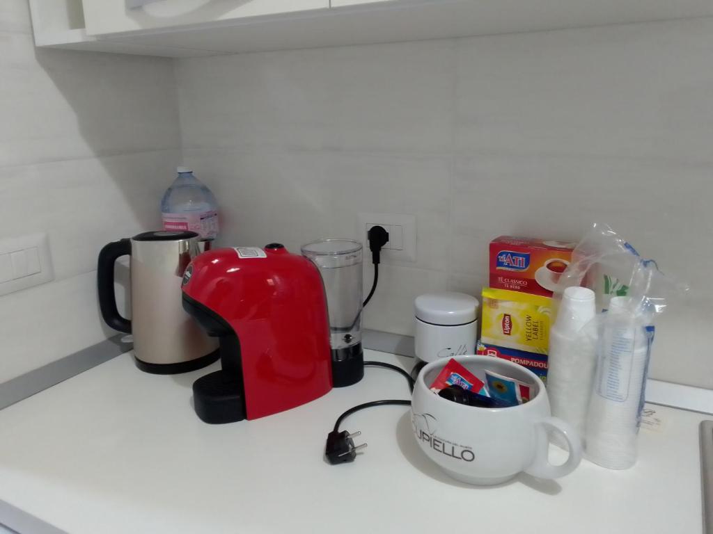 Příslušenství pro přípravu čaje a kávy v ubytování B&B AEREOSTATION