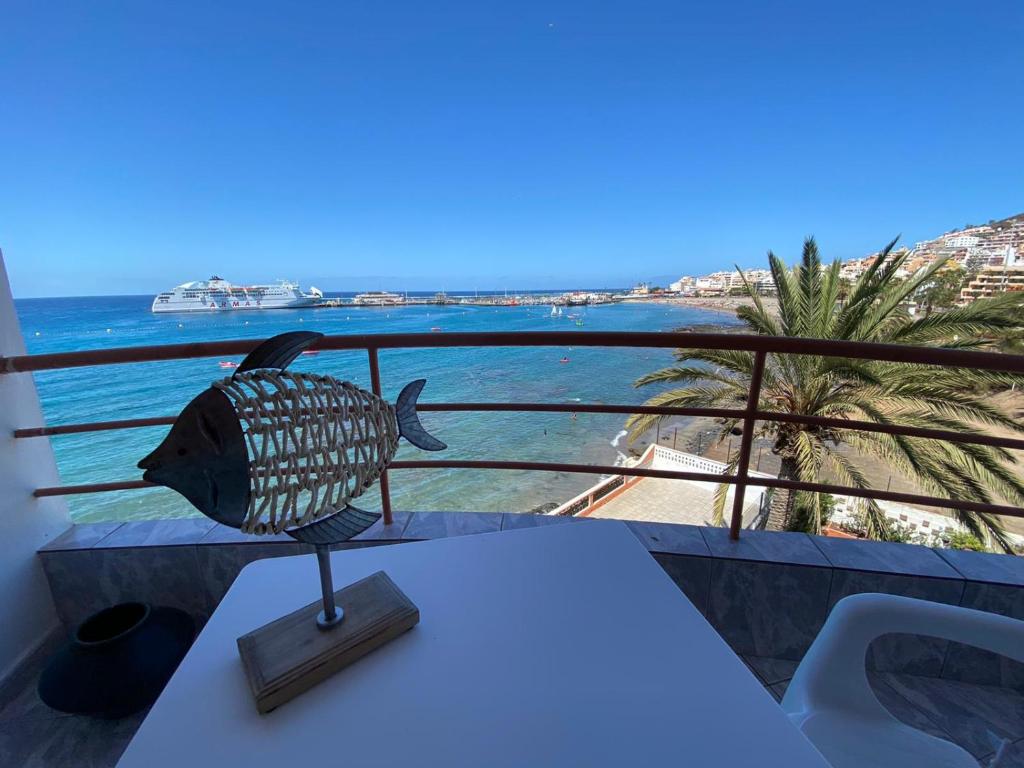 statua di pesce su un tavolo su un balcone con vista sulla spiaggia di Cristianmar ad Arona