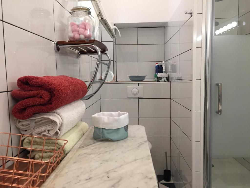 uma casa de banho com toalhas num balcão num quarto em Casa Mariana em Ghisoni