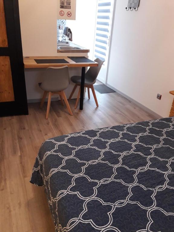a bedroom with a desk and a bed and a table at studio 1ere étage dans maison privée in Saint-Jacques-sur-Darnétal