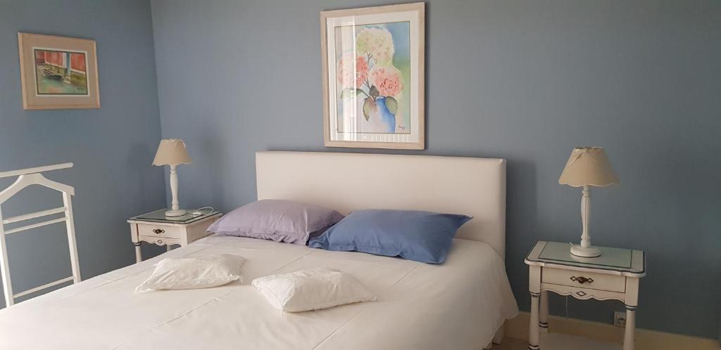 サン・ジャン・ド・リュズにあるSan Carlos merの白いベッド(枕2つ、ナイトスタンド付)
