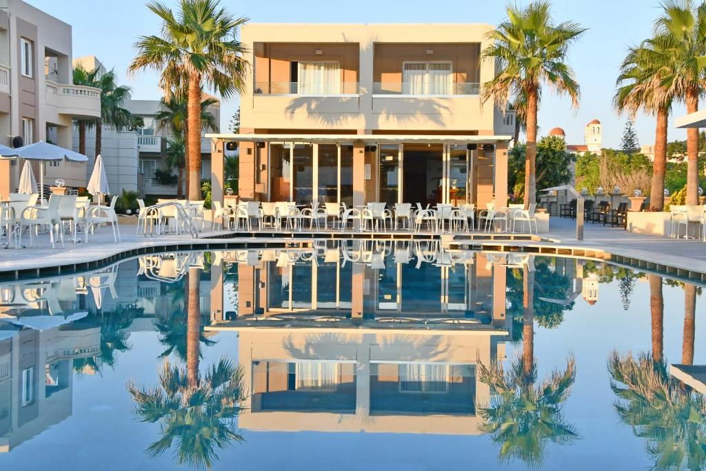 Bazén v ubytovaní Castro Beach Hotel alebo v jeho blízkosti