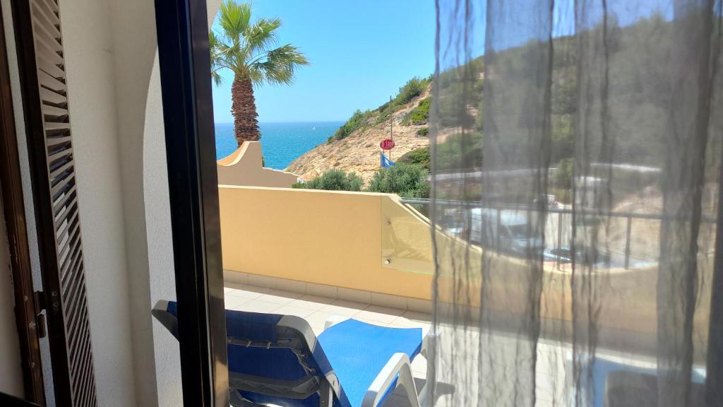 カルヴォエイロにあるCenteanes Beach apartmentの窓から海の景色を望む客室です。