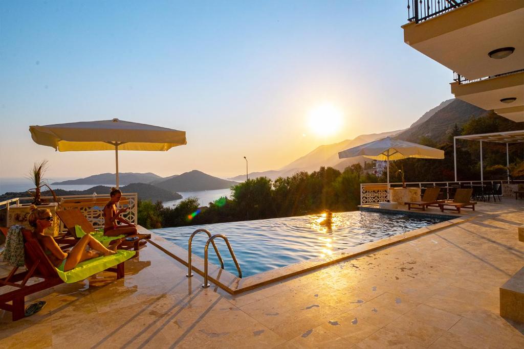 una piscina in un resort con vista sull'oceano di Granda Likarba Apart a Kaş