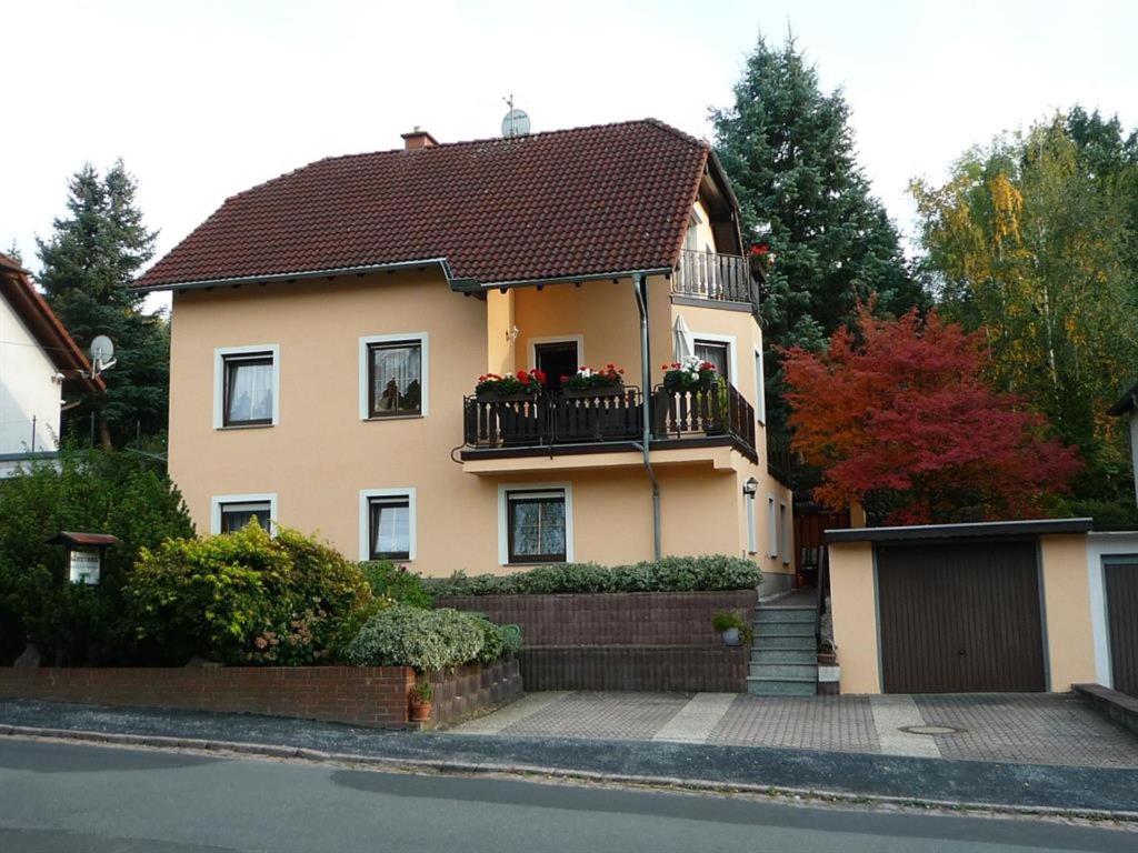 une maison avec un balcon fleuri dans l'établissement Pension Am Weinberg, à Meissen