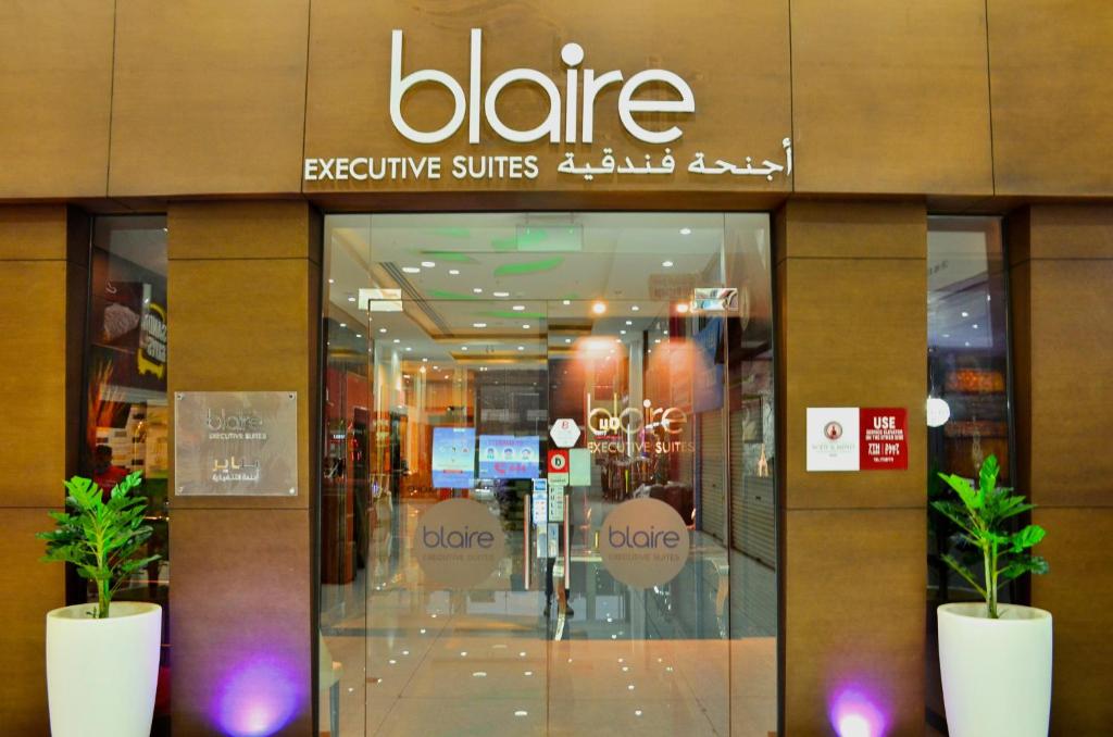 Blaire Executive Suites في المنامة: امامه متجر به اثنين من النباتات الفخارية