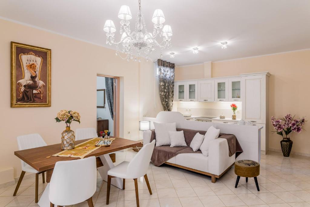 un soggiorno con divano e tavolo di Faidra Luxury Apartment a Flóka