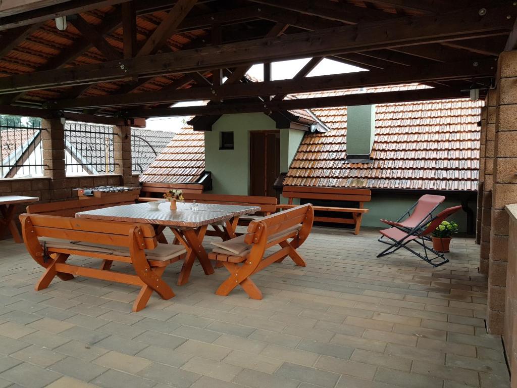 un patio con mesa y bancos en Sklep u Čejků, en Mutěnice