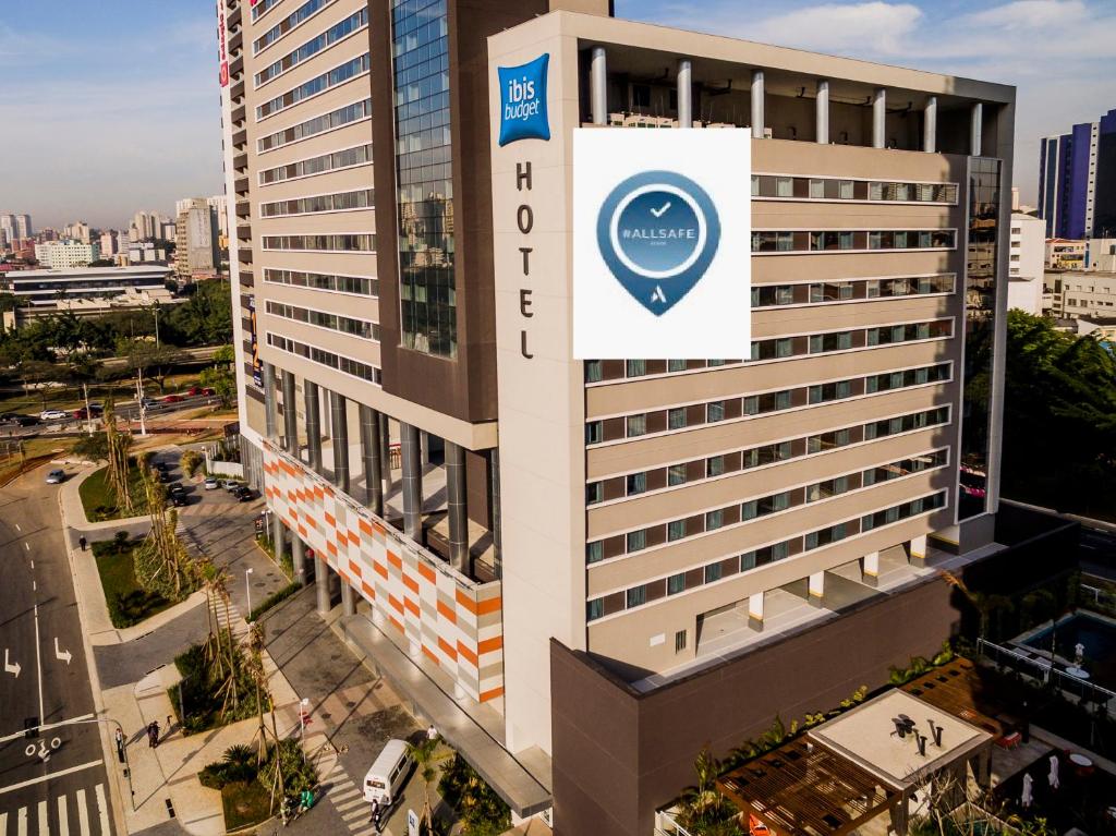 a building with a sign on the side of it at ibis budget Sao Bernardo do Campo in São Bernardo do Campo