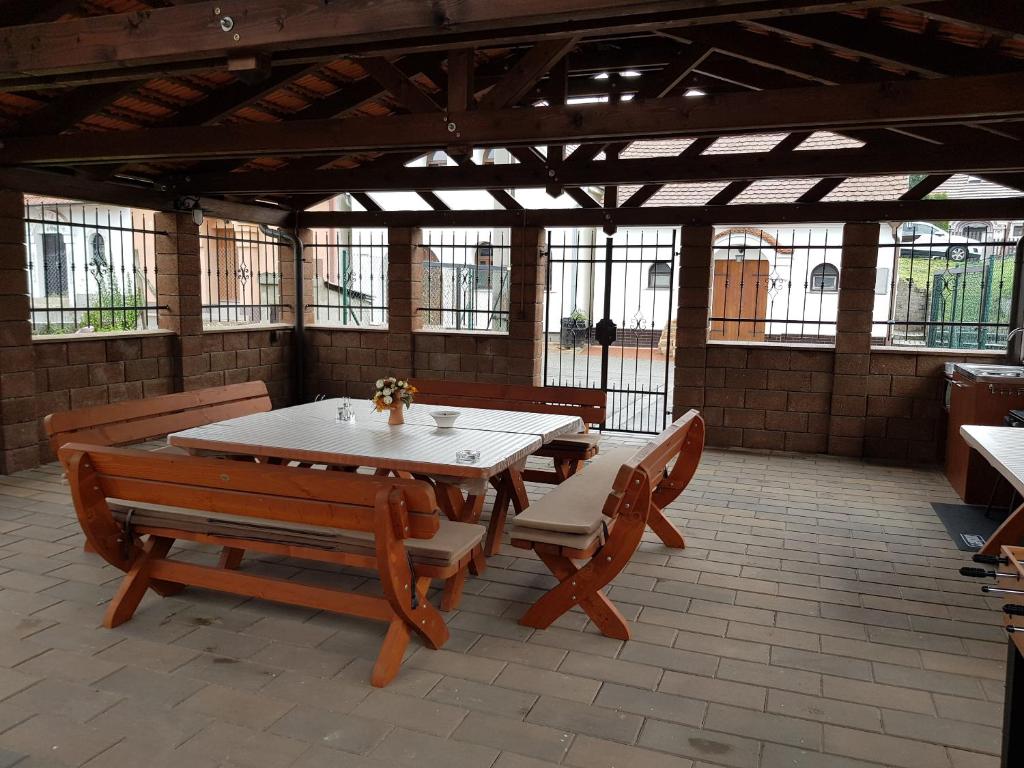 un patio con tavolo, panche e finestre di Sklep u Čejků a Mutěnice