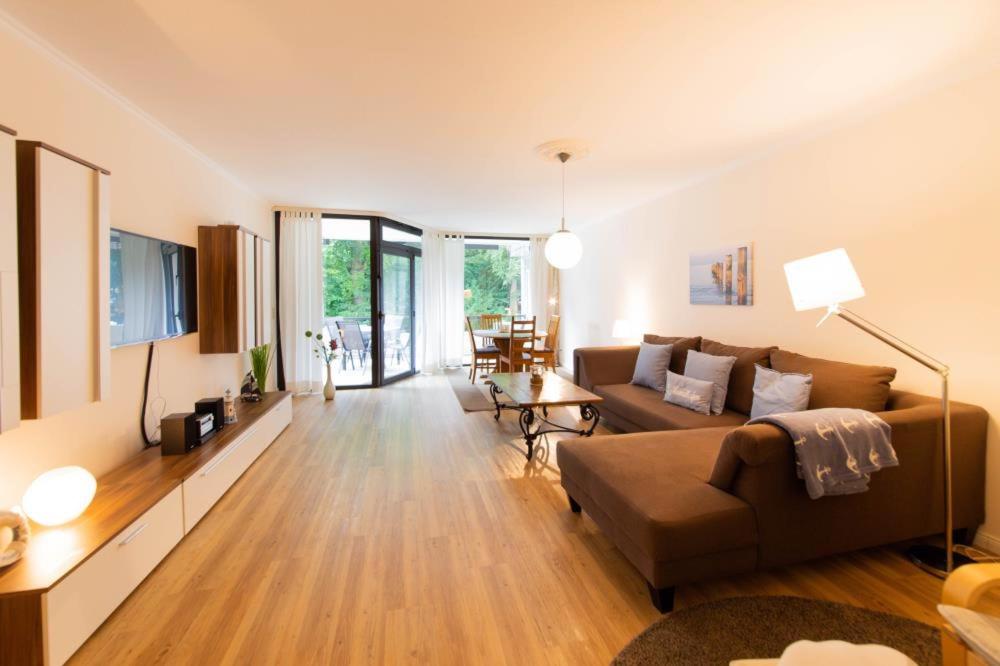 ein Wohnzimmer mit einem Sofa und einem Tisch in der Unterkunft Ferienwohnung Villa Miramare in Travemünde