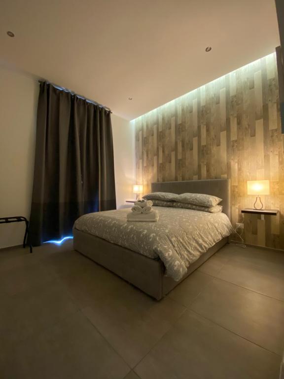 een slaapkamer met een groot bed met verlichting bij Mamì B&B in Napels