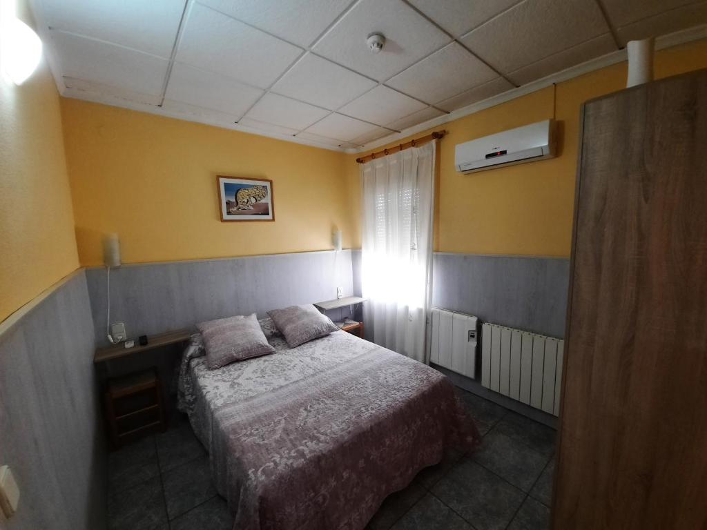 Posteľ alebo postele v izbe v ubytovaní Hostal Alba
