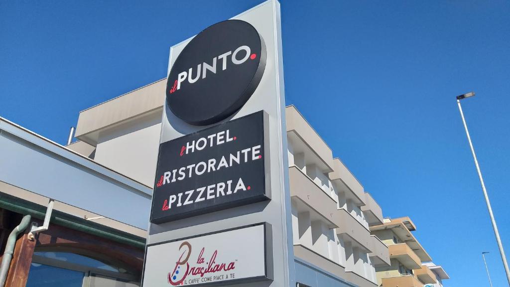 znak przed budynkiem z napisem puma w obiekcie HOTELRISTORANTE IL PUNTO w mieście Marotta