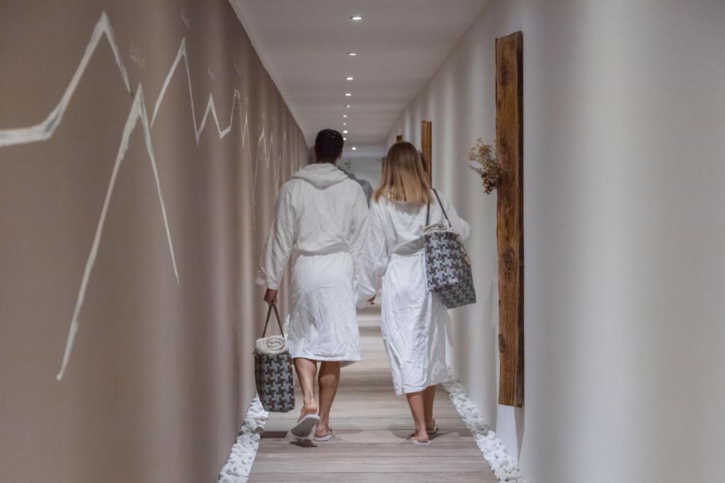 Hostia v ubytovaní Miraval Hotel