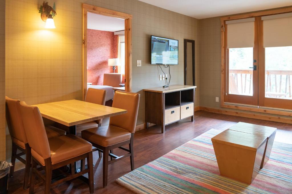 TV a/nebo společenská místnost v ubytování Fox Hotel and Suites