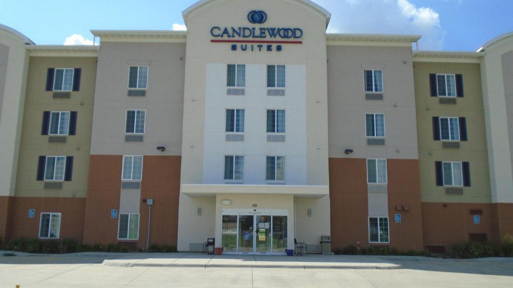 un raccordement de l'entrée d'un bâtiment dans l'établissement Candlewood Suites Sidney, an IHG Hotel, à Sidney