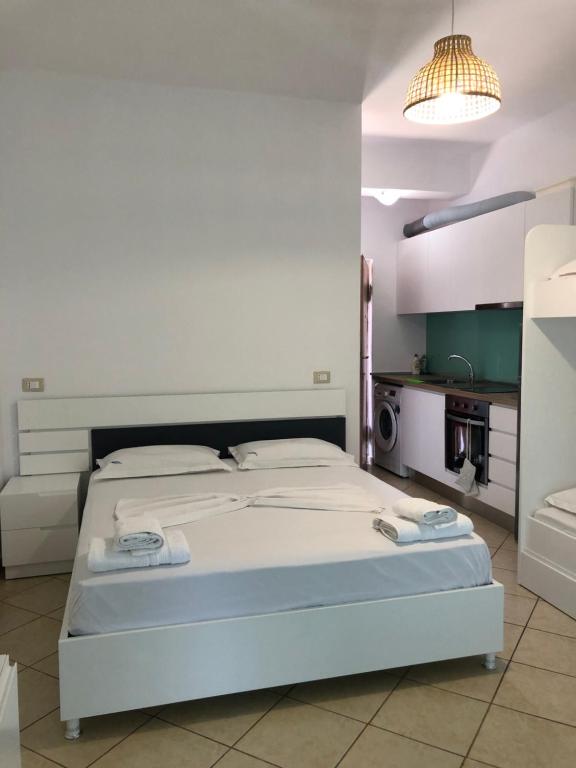sypialnia z łóżkiem i małą kuchnią w obiekcie Seaward Holiday Home w mieście Dhërmi