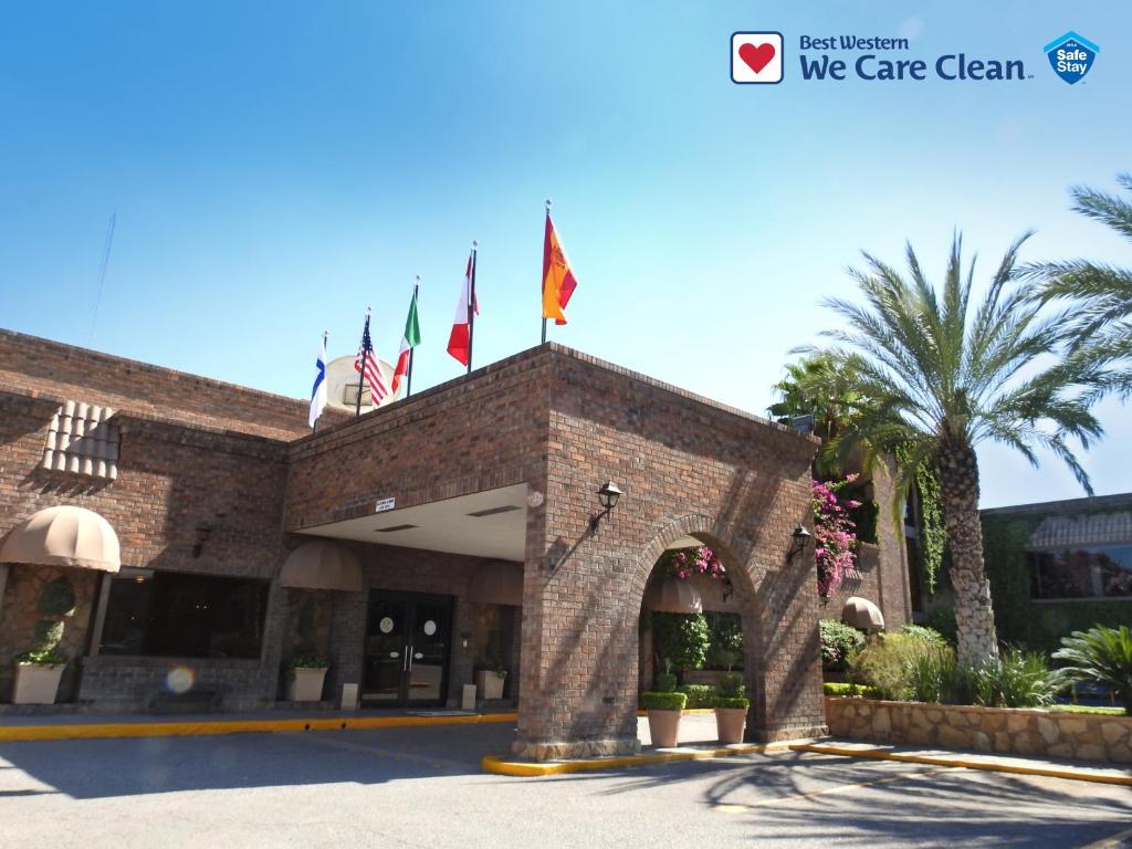 a building with flags on top of it at Best Western Posada Del Rio in Gómez Palacio