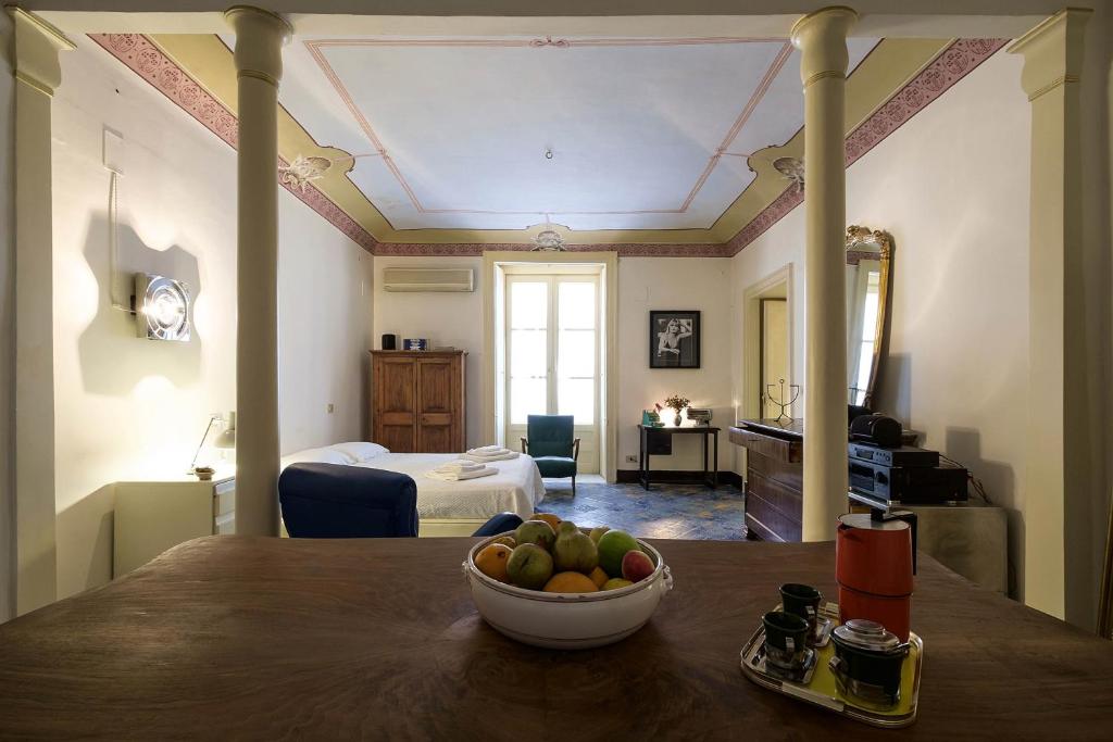 een kamer met een tafel met daarop een schaal fruit bij Casa Particular Luxury in Palermo
