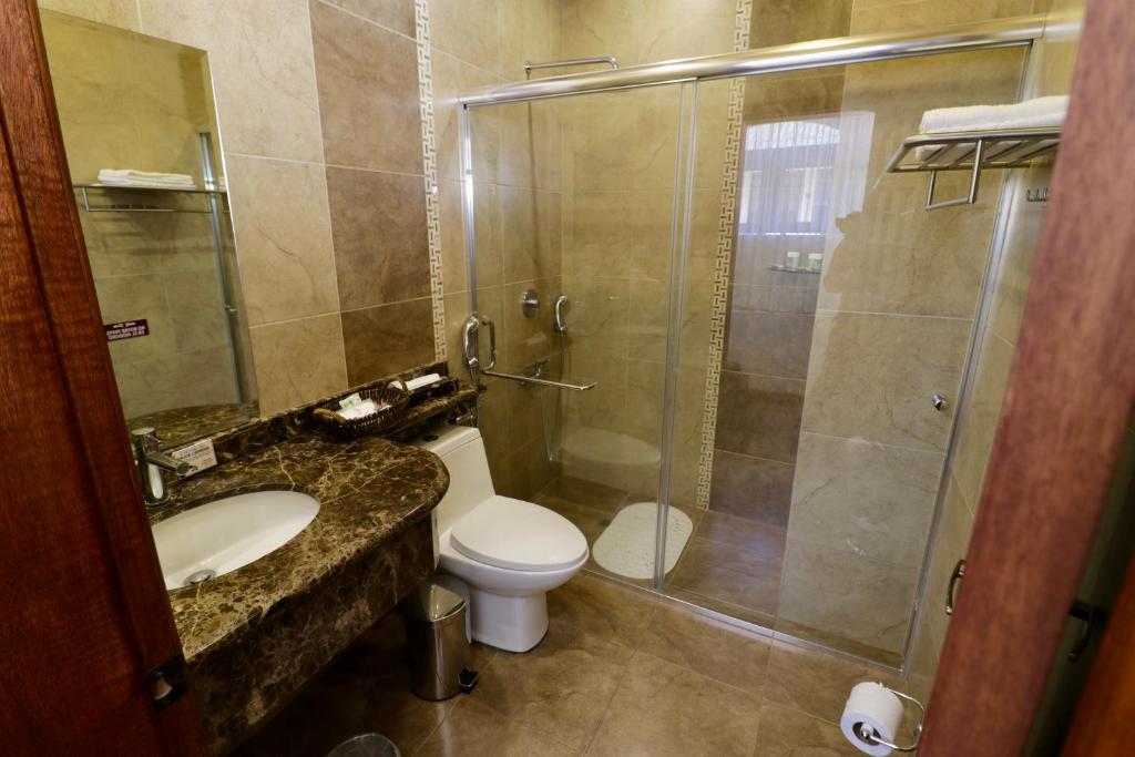 Koupelna v ubytování Sangay Spa Hotel