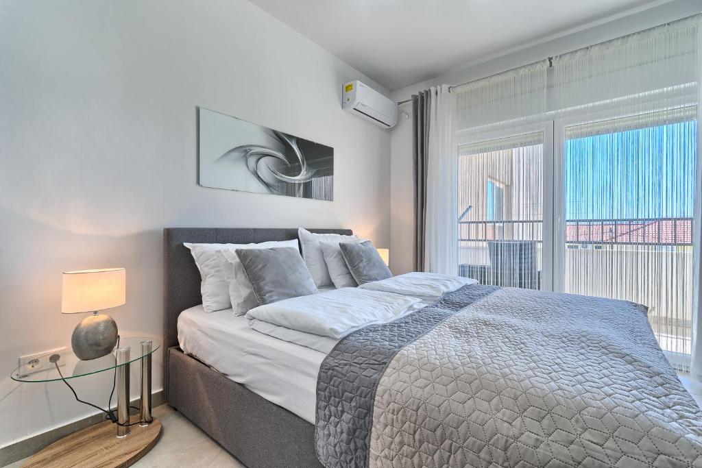 Posteľ alebo postele v izbe v ubytovaní Modern apartments with sea view 150 meters to beach
