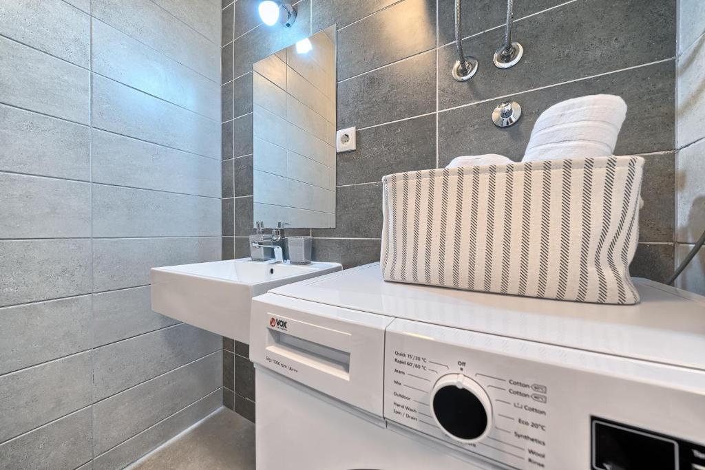 Kúpeľňa v ubytovaní Modern apartments with sea view 150 meters to beach