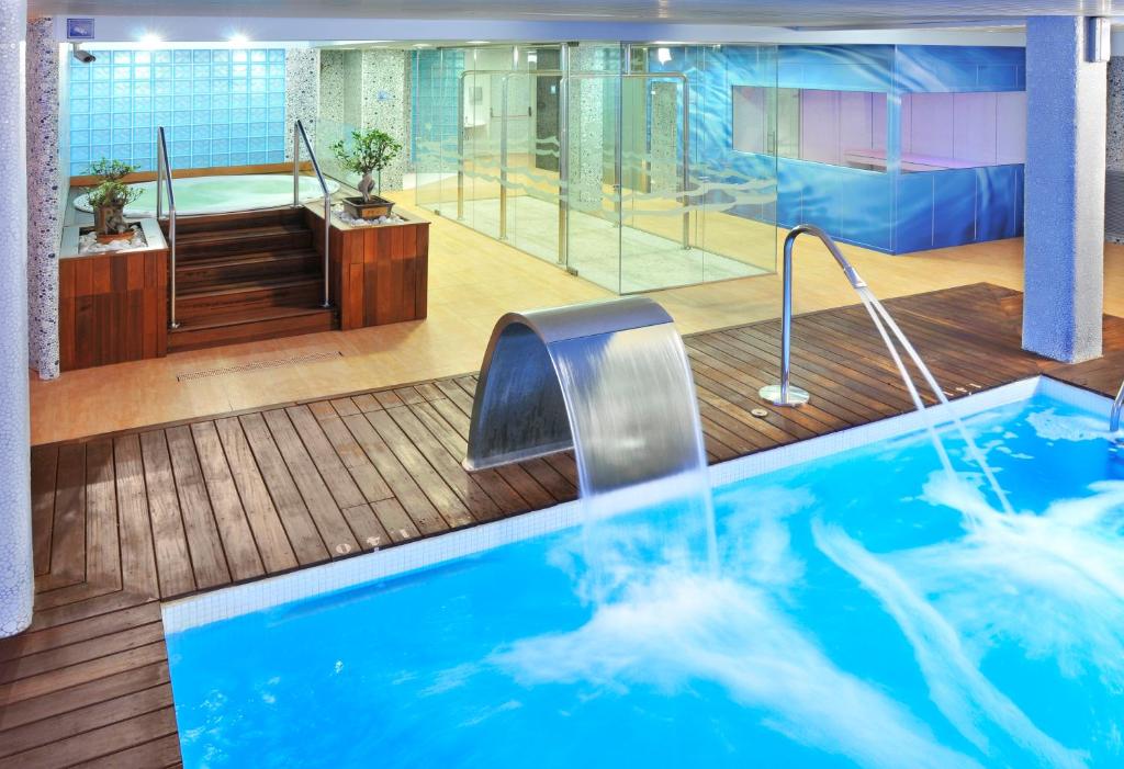 Piscina en o cerca de GHT Oasis Tossa & Spa