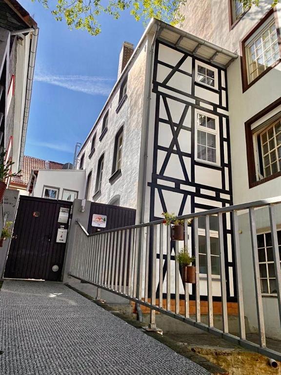 een gebouw met een zwart-wit gebouw met een poort bij Ferienhaus Zur Abzuchtinsel in Goslar