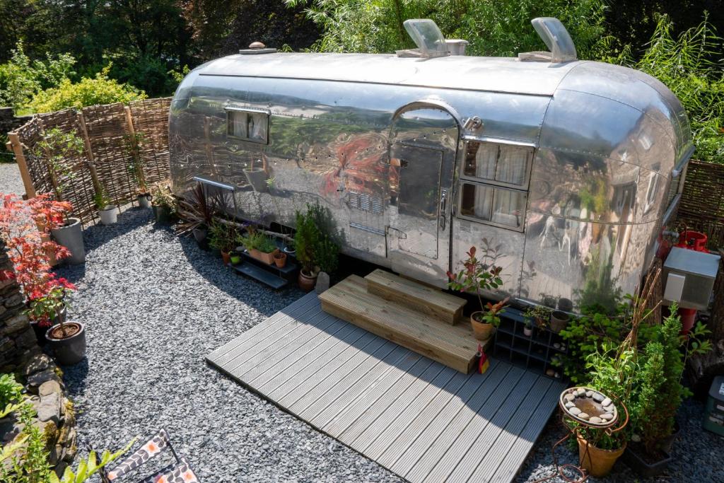 Κήπος έξω από το Dixie Airstream - Retro 1970s American Airstream close to Windermere