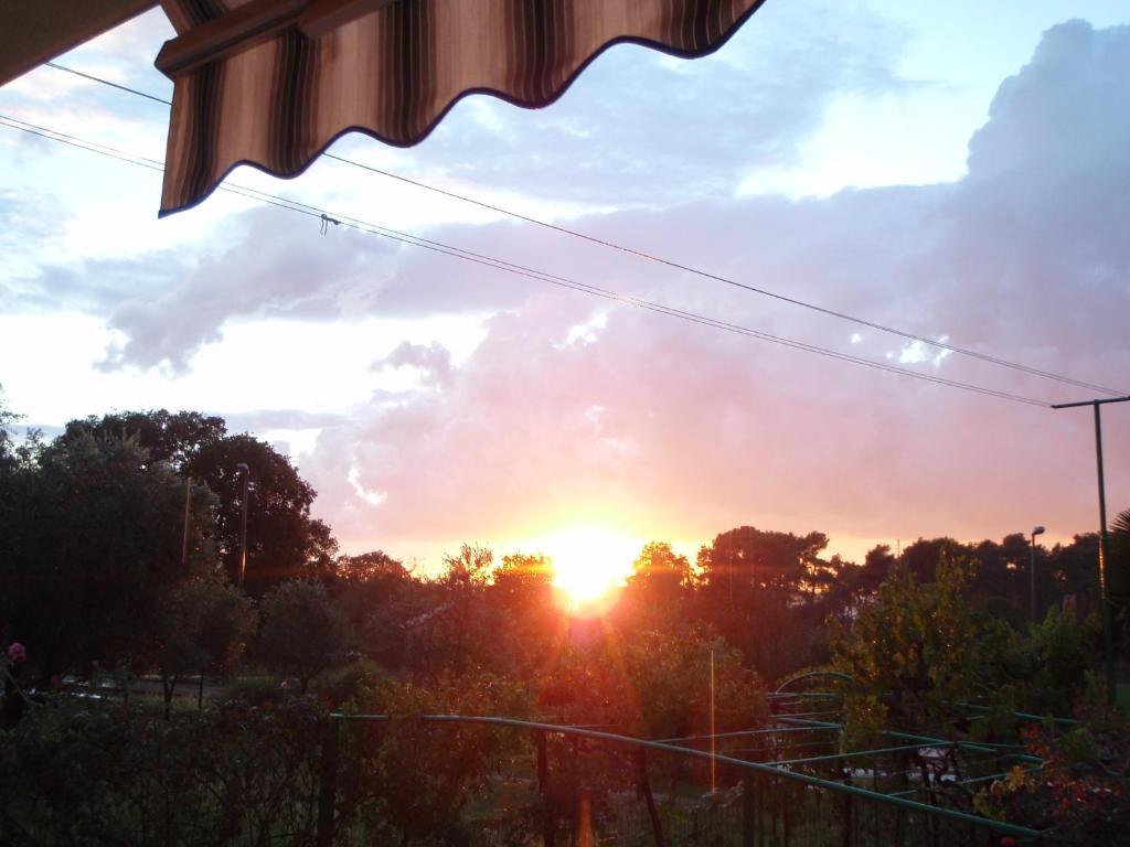 Alba o tramonto visti dall'interno dell'affittacamere o dai dintorni