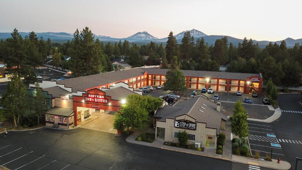 an overhead view of a building with a parking lot at Sisters Inn & Suites in Sisters