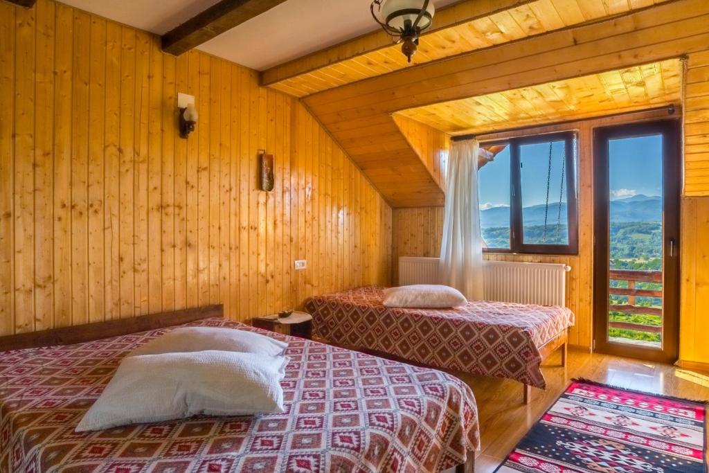 Postel nebo postele na pokoji v ubytování Pensiunea La Maria Lu' Sandoiu